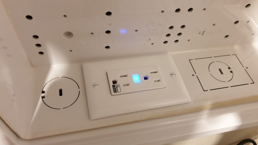 Smart outlet that automatically resets the modem when the internet goes down.